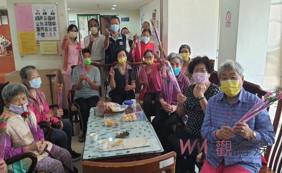 母親節前夕 史浩誠致贈康乃馨 彰化榮家傳遞母親節溫馨祝福情