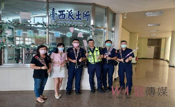 溫馨母親節分送康乃馨 臺西警暖心祝福