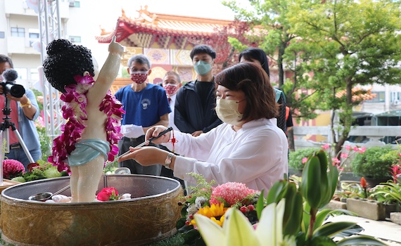 慶祝佛誕節 黃敏惠市長浴佛祈平安