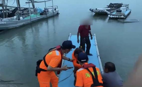布袋夕陽太美害老夫妻倒車掉海 幸海巡人員及時搶救上岸