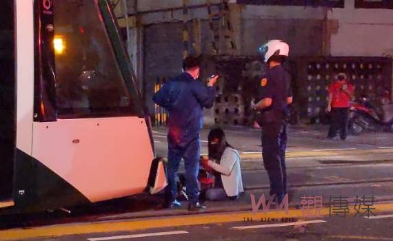 最新消息!又發生機車與高雄輕軌列車交通意外 20歲機車女駕駛痛苦倒臥在地等候救援