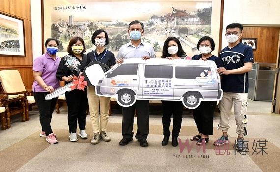 陽毓容捐贈到宅沐浴車 賴峰偉感謝善舉嘉惠失能者