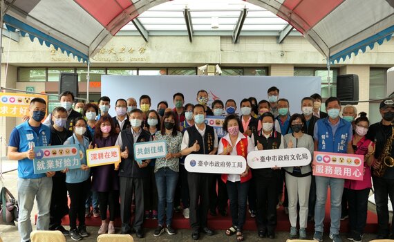 大里就業服務台喬遷 中市圖大里分館一樓啟用