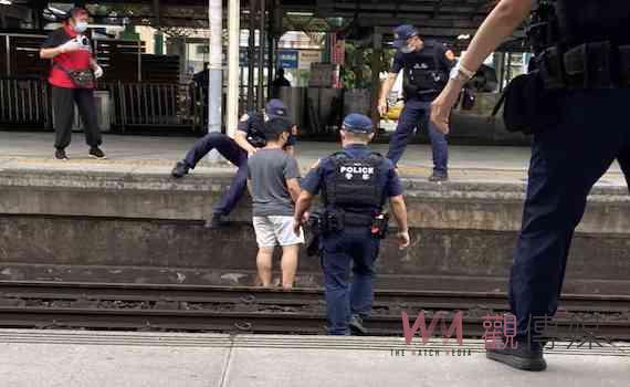 台南火車站男子「跳軌」　鐵警強制帶離 