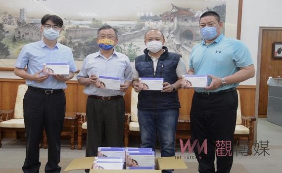 強化校園防疫 澎湖縣藍凱元議員與財團法人長林文創教育基金會董事洪長青捐贈學校快篩試劑