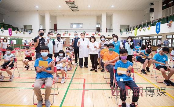 嘉義市兒童疫苗開打 市長黃敏惠到校關心贈小冰寶