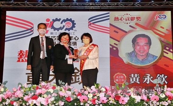 市長黃敏惠父親獲獎 代父領獎感動泛淚