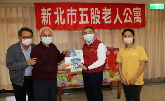 侯友宜視察五股老人公寓 免費提供快篩劑等物資助防疫