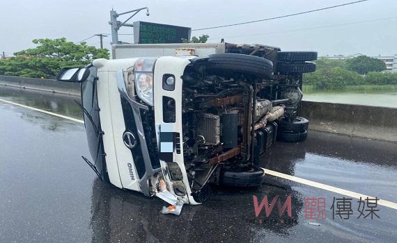 滿載魚貨的小貨車於台61自撞翻車 北港警呼籲天雨路滑小心行車