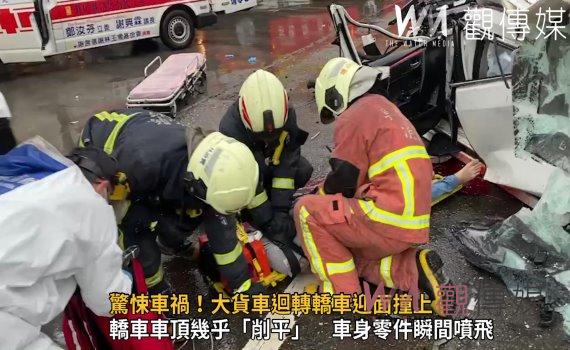 影/驚悚車禍!大貨車迴轉轎車迎面撞上 轎車車身扭曲成廢鐵駕駛傷重不治