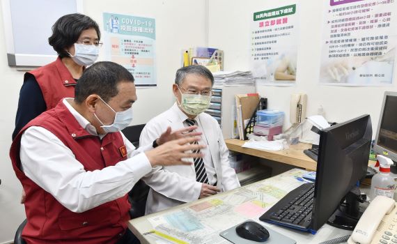 65歲以上快篩陽視同確診首日 侯友宜慰問基層診所感謝堅守第一線