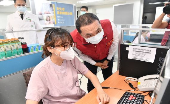 疫情忙翻天 侯友宜慰問亞東醫護團隊