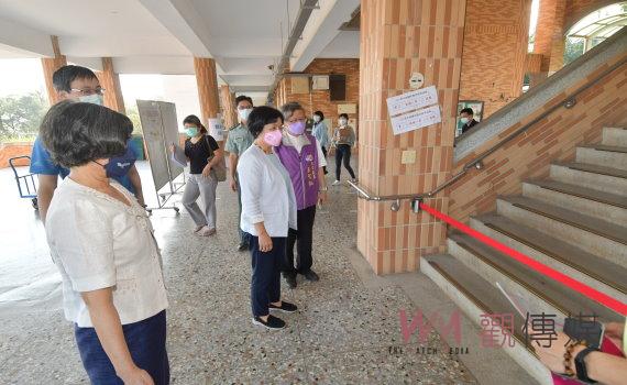 國中教育會考將登場 王惠美巡視考場防疫措施 宣布暫停實體課程