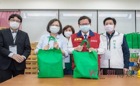 蔡總統視察桃園防疫關懷包快易通 揭櫫降低致死率等4項防疫重點