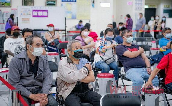 視察疫苗桃園接種站與防疫關懷包發放 鄭文燦籲長者儘速打第3劑