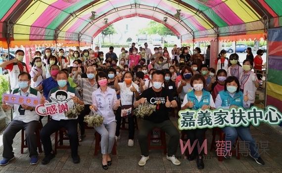 嘉義家扶中心朴子包粽傳溫情 翁章梁縣長親自為孩童掛香包