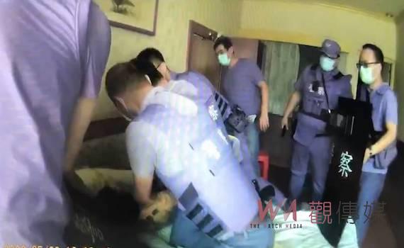不滿妻穿著「太暴露」 家暴夫竟找2友持刀擄人