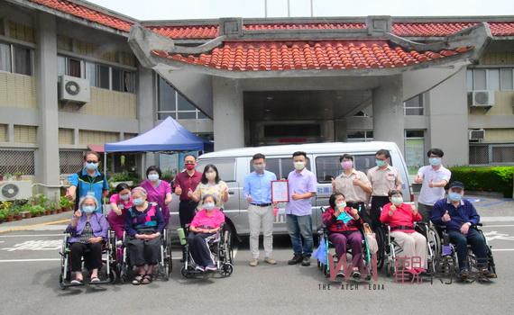 社團法人彰化縣白玉功德會贈車 邱暉智總幹事支援彰化老人養護中心