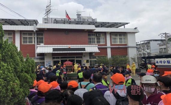 「粉紅超跑」總是讓人充滿驚喜 回鑾中午在永靖分駐所駐駕停留至下午1點