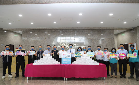 台塑蔡旭輝處長代捐10萬快篩劑 翁章梁縣長親自受贈並表達感謝