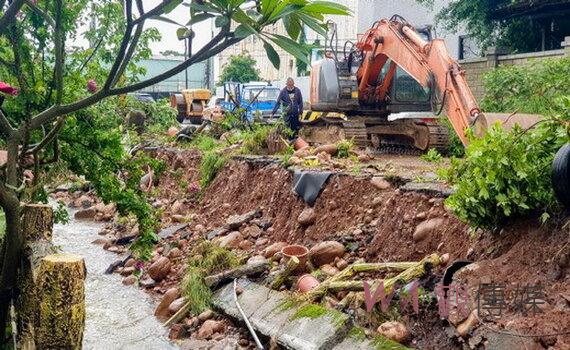 桃園平鎮防汛道路因豪雨掏空路基坍方百公尺 市府封路交管緊急搶修