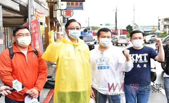 張善政偕同羅智強中壢冒雨行腳祈福 羅:張主動連繫很感動