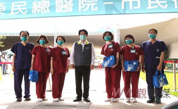 賴副總統視察台中中央公園篩檢站及給藥得來速 肯定榮總攜手市府抗疫