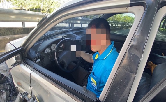 快訊/高雄馬路3聲撞擊聲自小客車彈翻駕駛卡車內 記者目擊助脫困