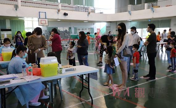 全力守護孩童健康 張麗善到校關心幼童疫苗施打