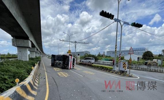 南消救護車執行勤務遭撞翻車 3人受輕傷