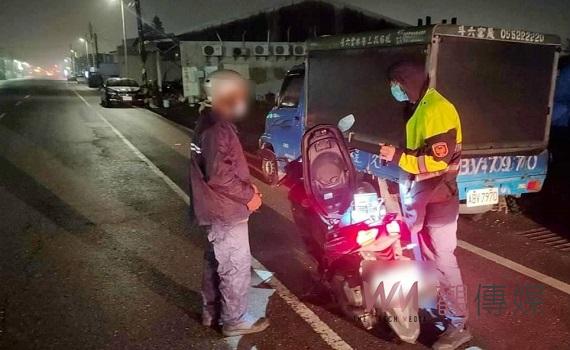 老翁走失機車又沒電 臺西警暖心為民服務
