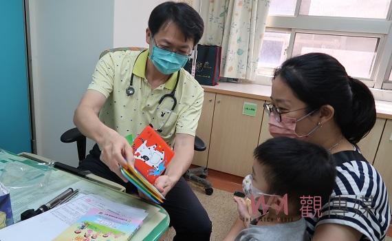 若瑟醫院小兒看診即贈「洗澡書」　鼓勵親子共讀促進孩童語言發展 