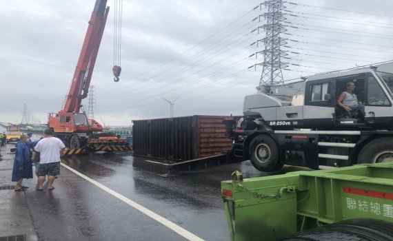 台61線聯結車「折甘蔗」橫在線西鄉路段北上路段 駕駛獲救 