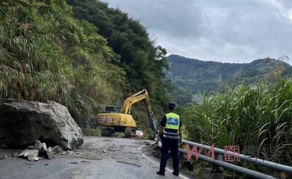 連日大雨達邦公路落巨石擋道 竹崎警分局樂野所警戒通報搶通
