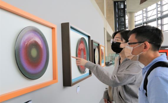 「釉之丘壑-王修功回顧展」 49件經典作品追念大師