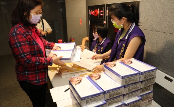 新北致贈社區照顧據點快篩劑 鼓勵長輩運動增強免疫力