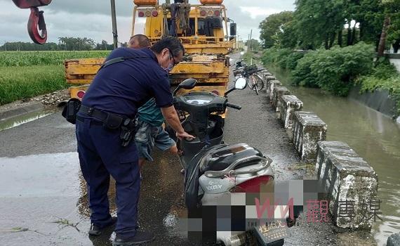惡賊竊機車丟入大排中 臺西警速逮竊嫌找回機車