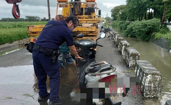 惡賊竊機車丟入大排中　臺西警速逮竊嫌找回機車 