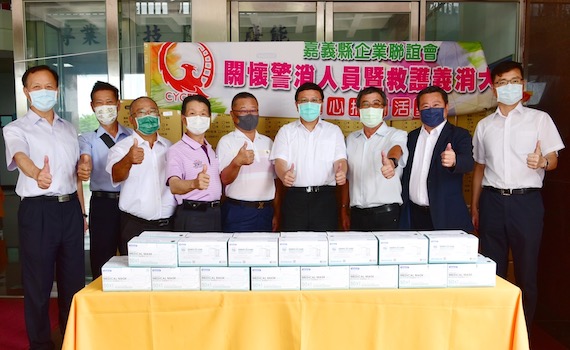 保護防疫第一線警　副議長陳怡岳與企業捐7萬片口罩 