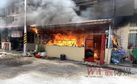 台南學甲民宅火災 烈焰濃煙狂竄幸無人傷亡