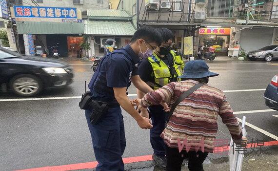 桃園龜山分局暖警助迷途老婦平安返家 家屬感謝