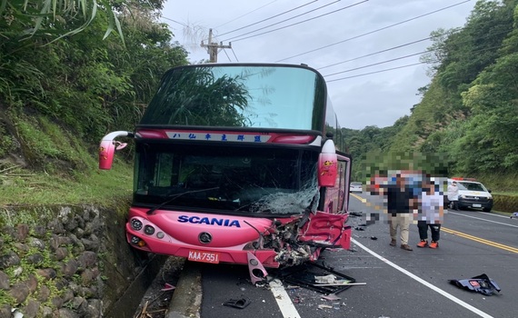 宜蘭遊覽車與轎車對撞 車子扭曲變形畫面曝光