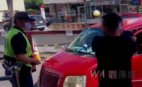 影/父抱意識模糊1歲幼童求援 油車警立即開道速送醫救治