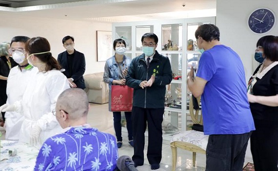 台南市協助行動不便市民建立免疫力  提供溫馨到宅接種COVID-19疫苗服務 