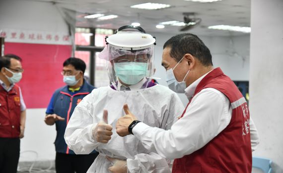 堅守崗位!侯友宜慰問中和積穗社區篩檢站醫護人員