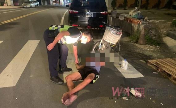男子酩酊大醉路倒馬路 暖警助平安返家防憾事發生
