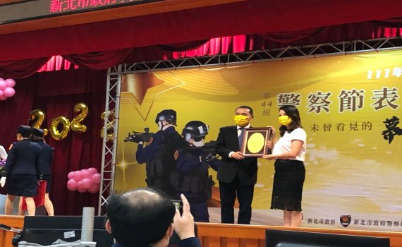 向辛苦的警察致敬!頂新和德捐8090套操作服感謝新北市員警