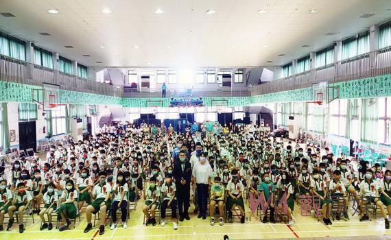 僑信國小61屆畢業典禮沒法全員到齊 現場與線上師生互道珍重再見