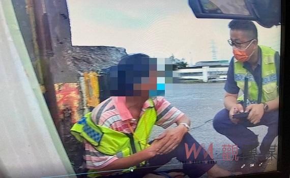 男子暈眩倒臥橋墩旁 警及時發現協助就醫