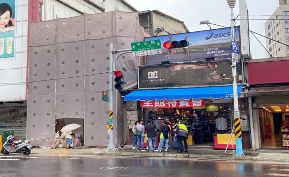 板橋違規鷹架阻礙通行 店家怕挨罰立刻自拆